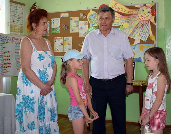 Условия пребывания детей на летних площадках проверил глава Смидовичского района Александр Тлустенко
