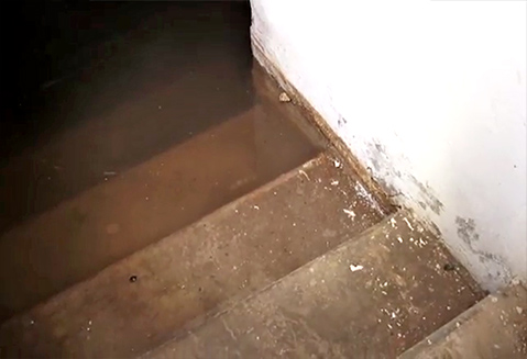 Жители еще одного дома из районного центра заявили, что их подвал регулярно подтапливают канализационные воды