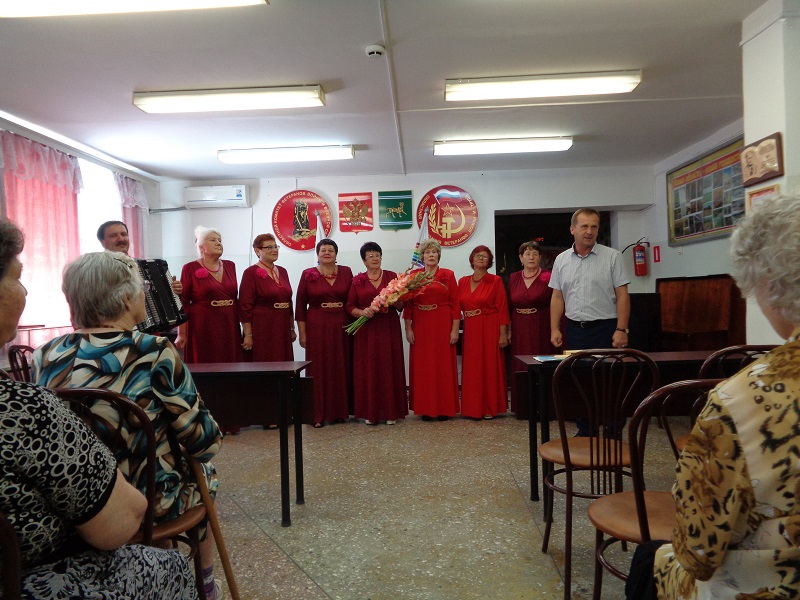 Вокальная группа «Уют» порадовала ветеранов социального дома № 1 г. Биробиджана своими концертными номерами
