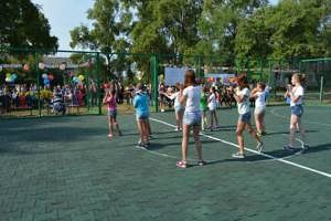 У жителей Песчаного и гостей села появилась возможность заниматься спортом как летом, так и зимой на современной многофункциональной площадке