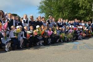 С театрализованного представления началась торжественная линейка, посвящённая Дню знаний  в школе № 11 села Волочаевки