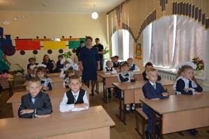 С театрализованного представления началась торжественная линейка, посвящённая Дню знаний  в школе № 11 села Волочаевки