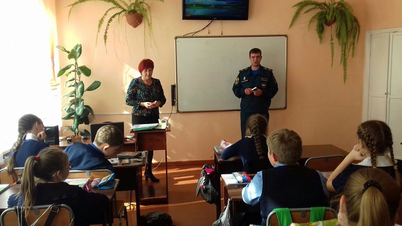 В посёлках Николаевка, Смидович и Приамурский сотрудники МЧС России провели открытые уроки для учеников школ