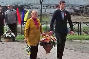 Церемонией возложения цветов к обелискам началось сегодня празднование 75-й годовщины Великой Победы на территории Смидовичского района.