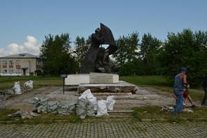 В посёлке Смидович начался ремонт памятника Народоармейцам.