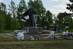 В посёлке Смидович начался ремонт памятника Народоармейцам.