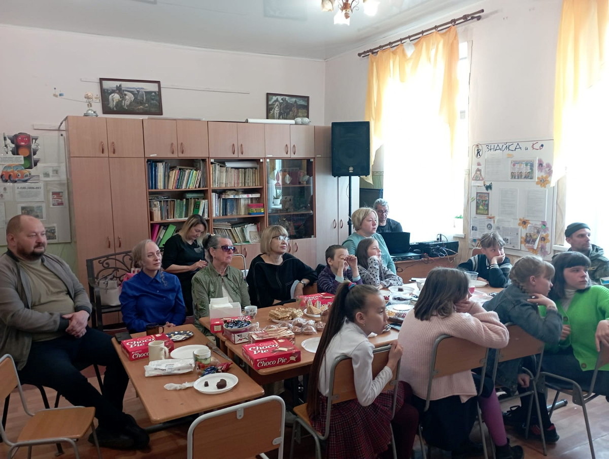 <strong><em>В конце мая классный руководитель 3–4 классов школы-сада с. им. Тельмана Оксана Владимировна Краснояружская организовала встречу детей с волонтёрами села и участниками СВО.</em></strong>