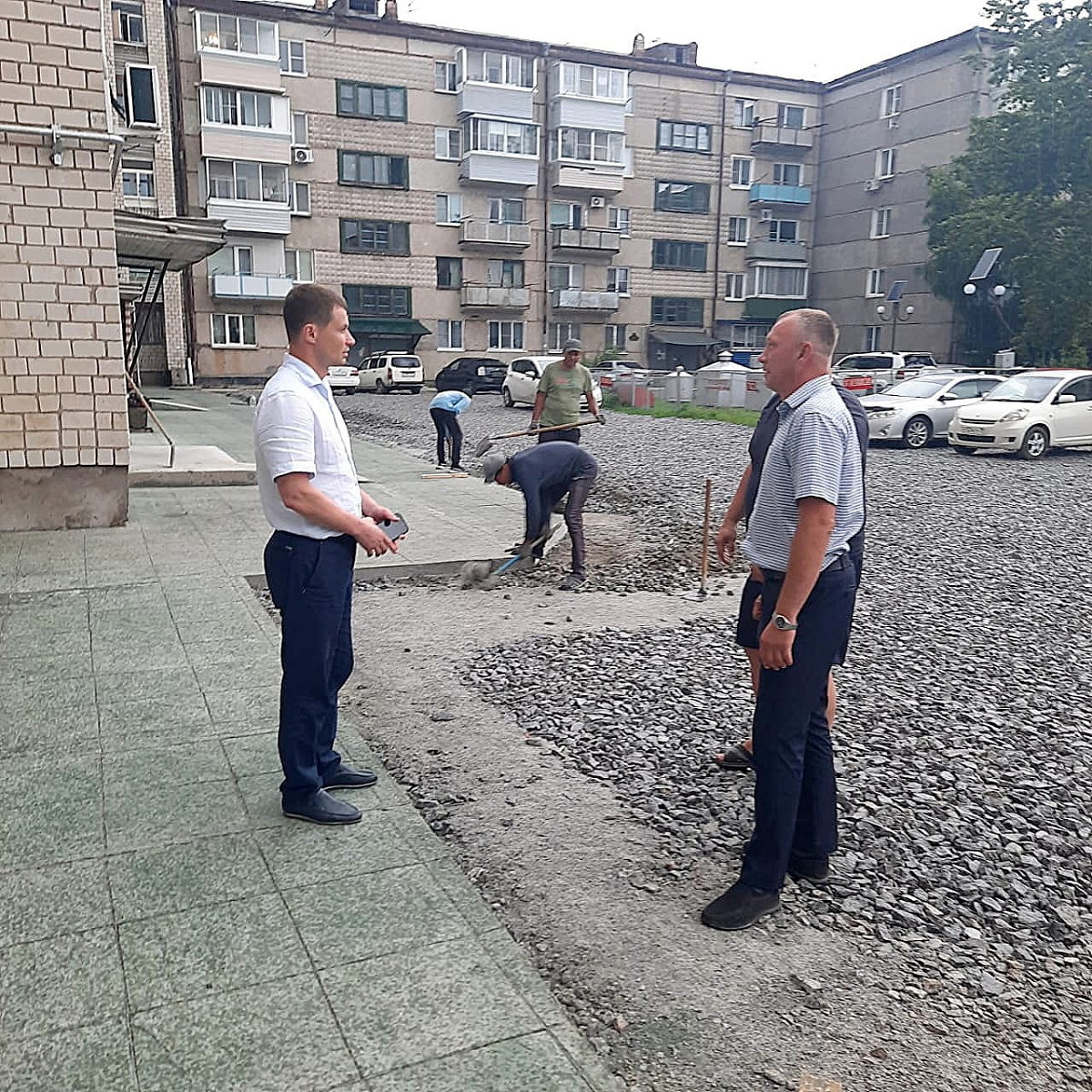 <strong><em>Подходят к завершению работы по благоустройству двора в пос. Приамурском.</em></strong>
