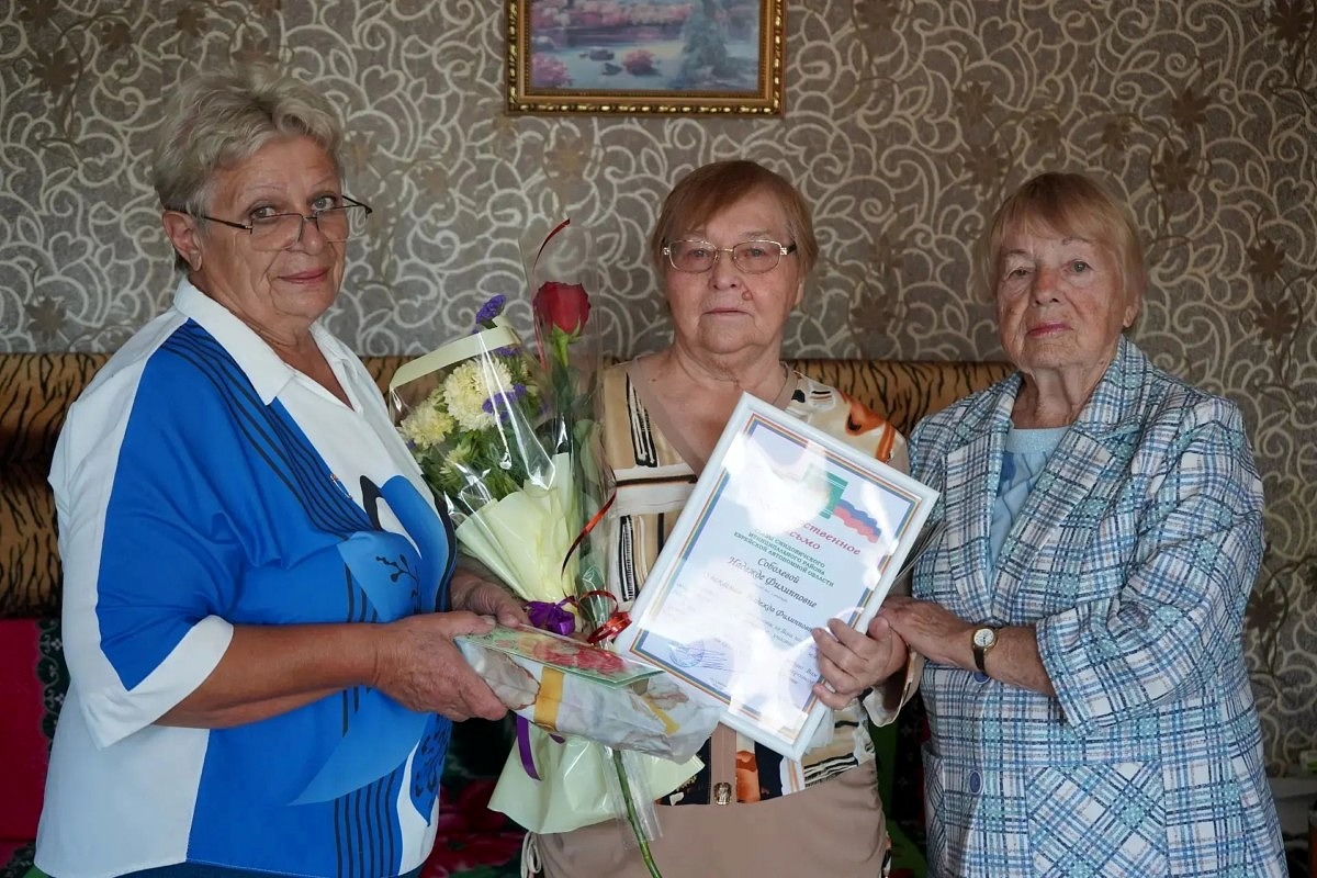 С 85-летним юбилеем поздравили замечательную женщину, уважаемую жительницу поселка Смидович Надежду Филипповну Соболеву!